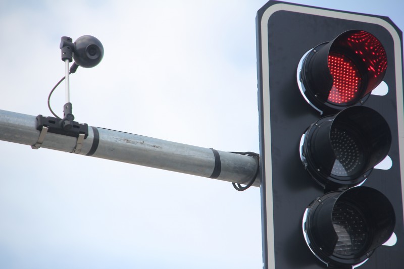 Semáforo inteligente em cruzamento urbano com tecnologia SURTRAC aplicada para reduzir congestionamento